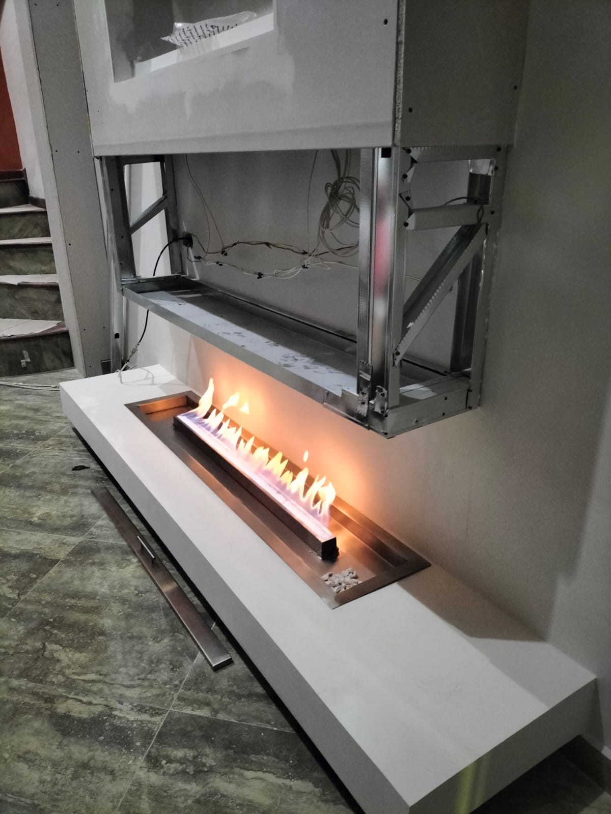 Quemador lineal en proceso de instalación