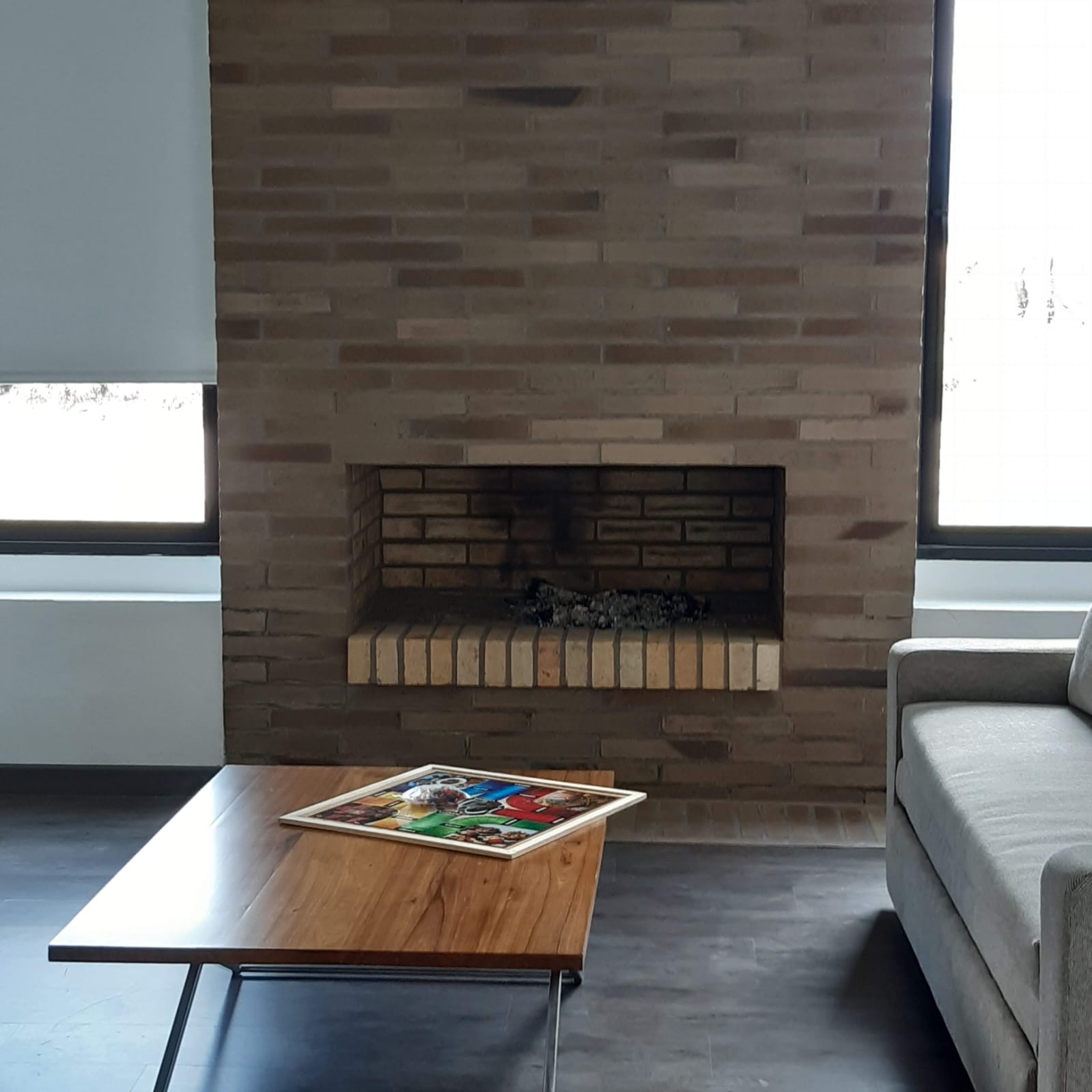 Chimenea de ladrillo a leña instalada en sala de estar