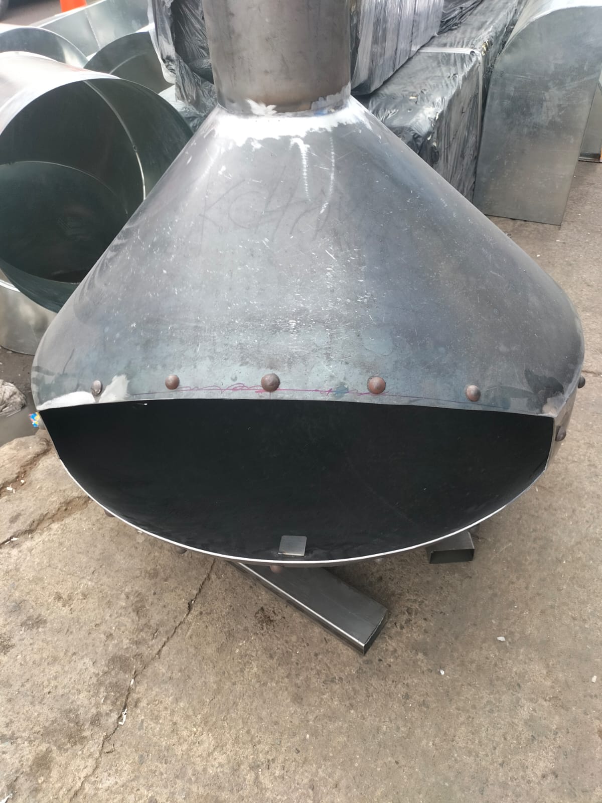 Fabricación artesanal de campana metálica para chimenea en taller